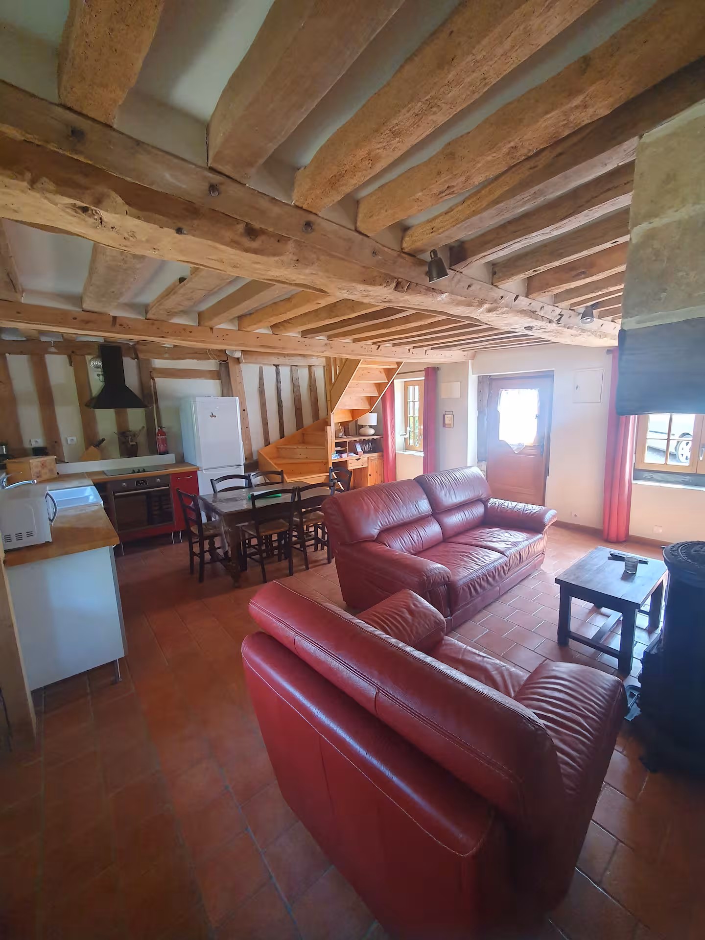 Vue du salon avec canapé confortable - Gîte Le Puit
